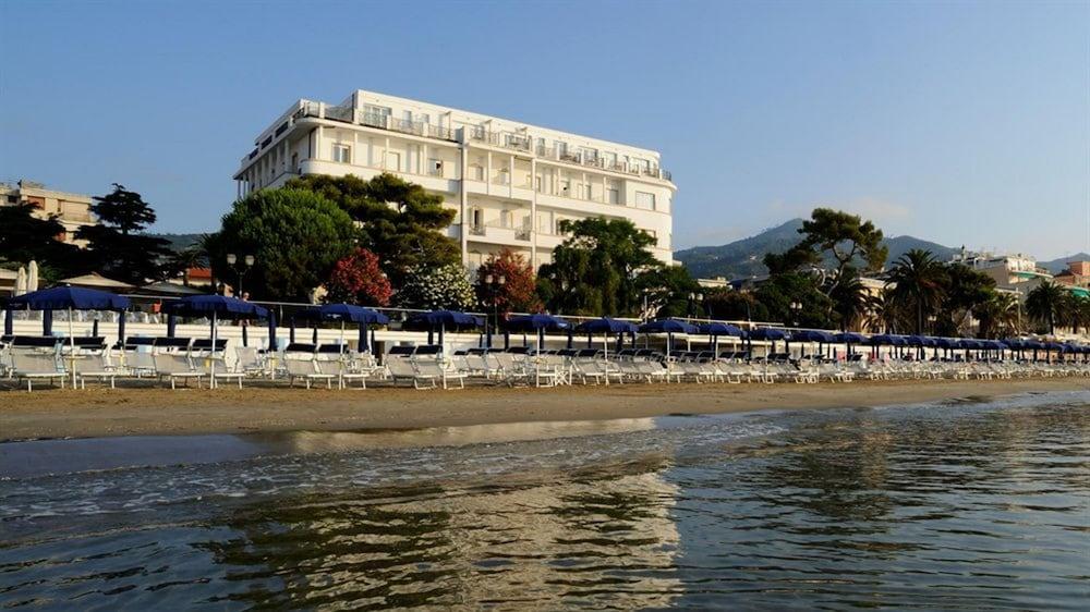 Pet Friendly Grand Hotel Mediterranee