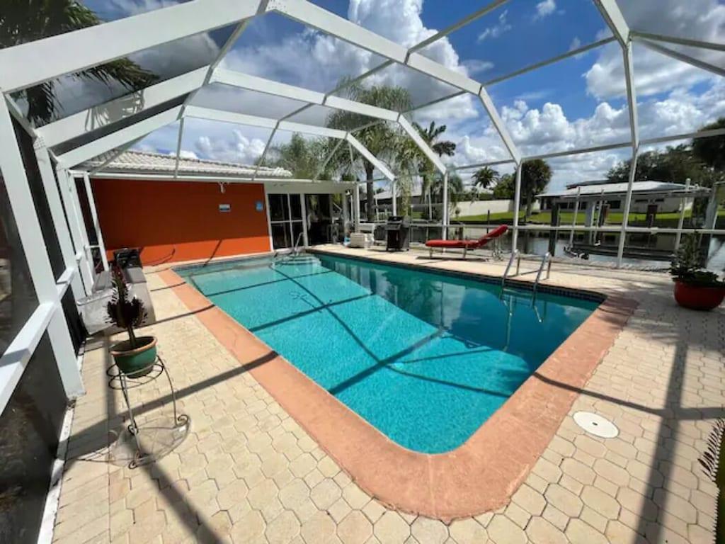 Pet Friendly Lovely House with Pool