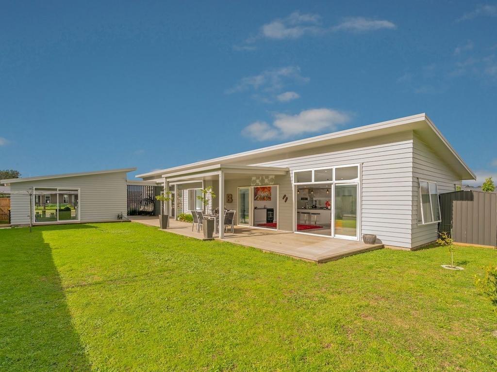 Pet Friendly The Summer Stunner Whitianga Holiday Home