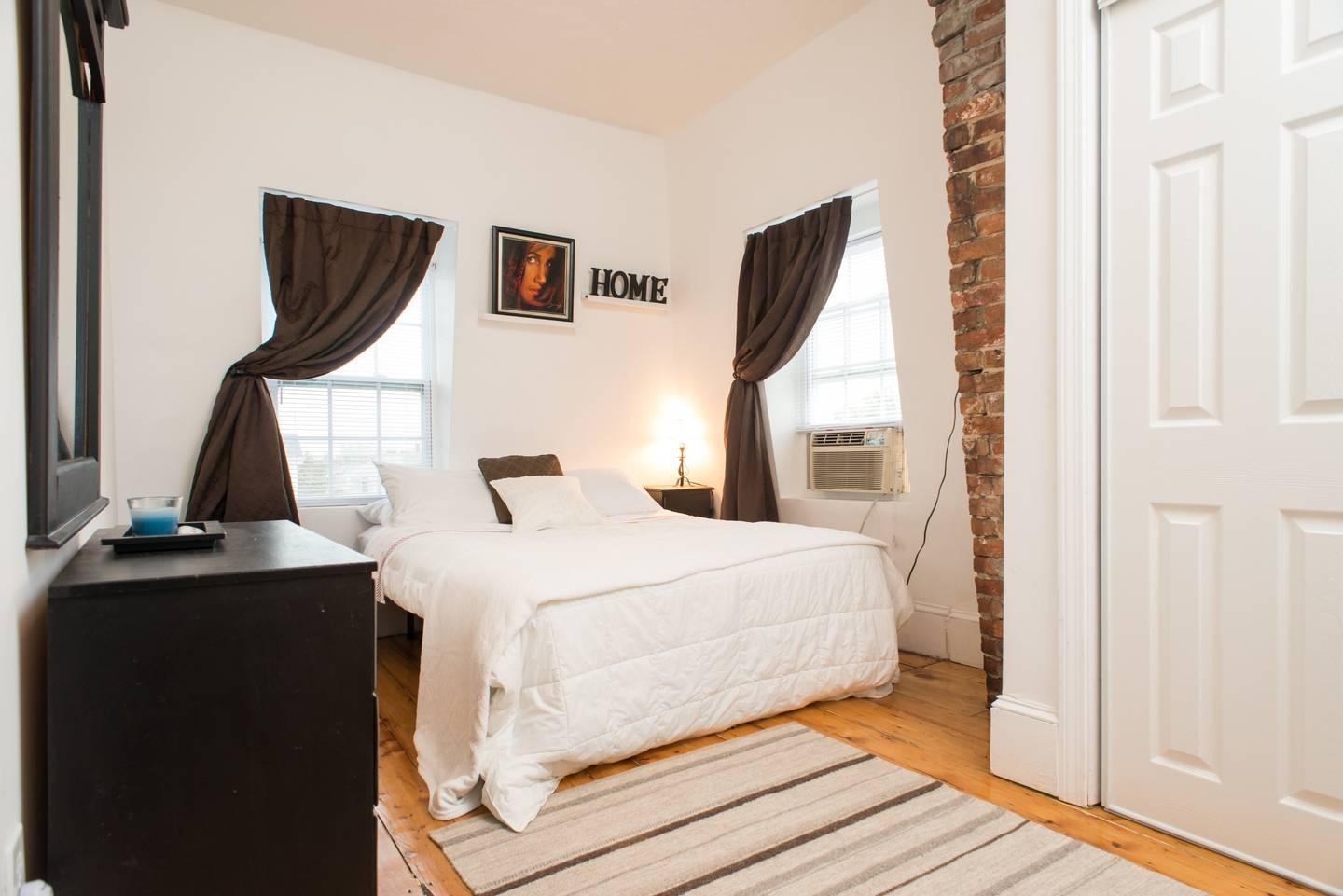 BOSTON 2BED TOP FLOOR Logan airport Pet Policy