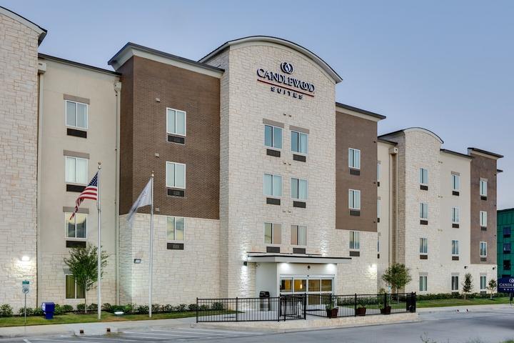 Pet Friendly Candlewood Suites Dallas NW - Farmers Branch an IHG Hotel