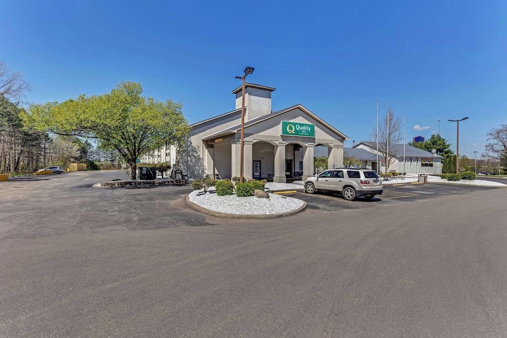 Pet Friendly Quality Inn Austintown Youngstown West