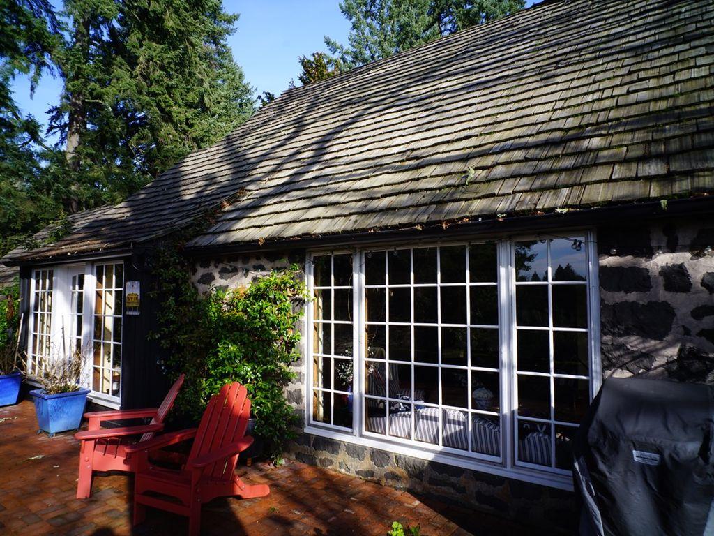 Pet Friendly Historic English Country Lake House 