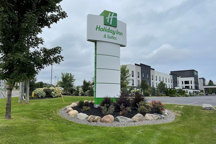 Pet Friendly Holiday Inn & Suites Syracuse Airport - Liverpool an IHG Hotel