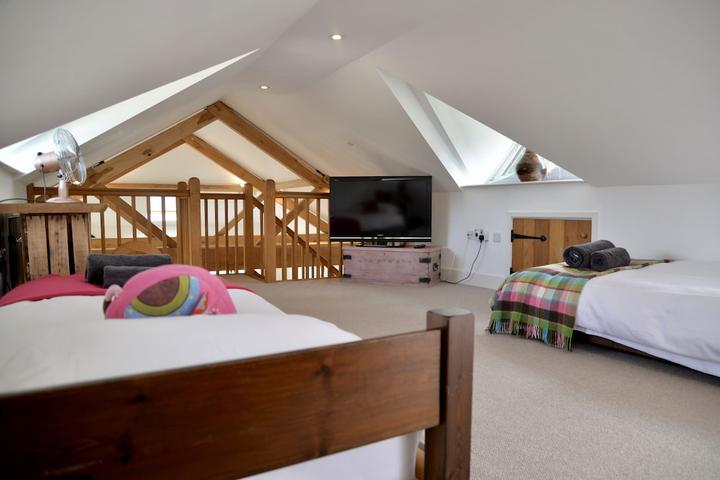 Pet Friendly Chichester Cottage - Luxury Stable Conversion