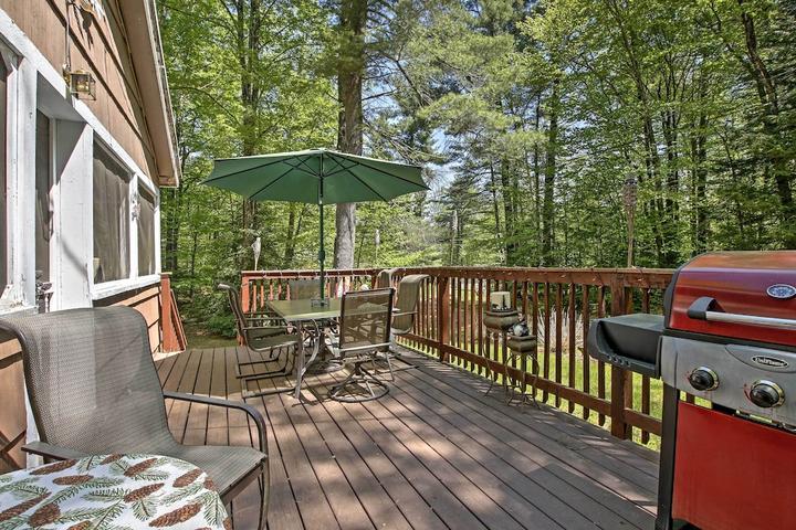 Pet Friendly 2BR Cabin With Deck & Fire Pit