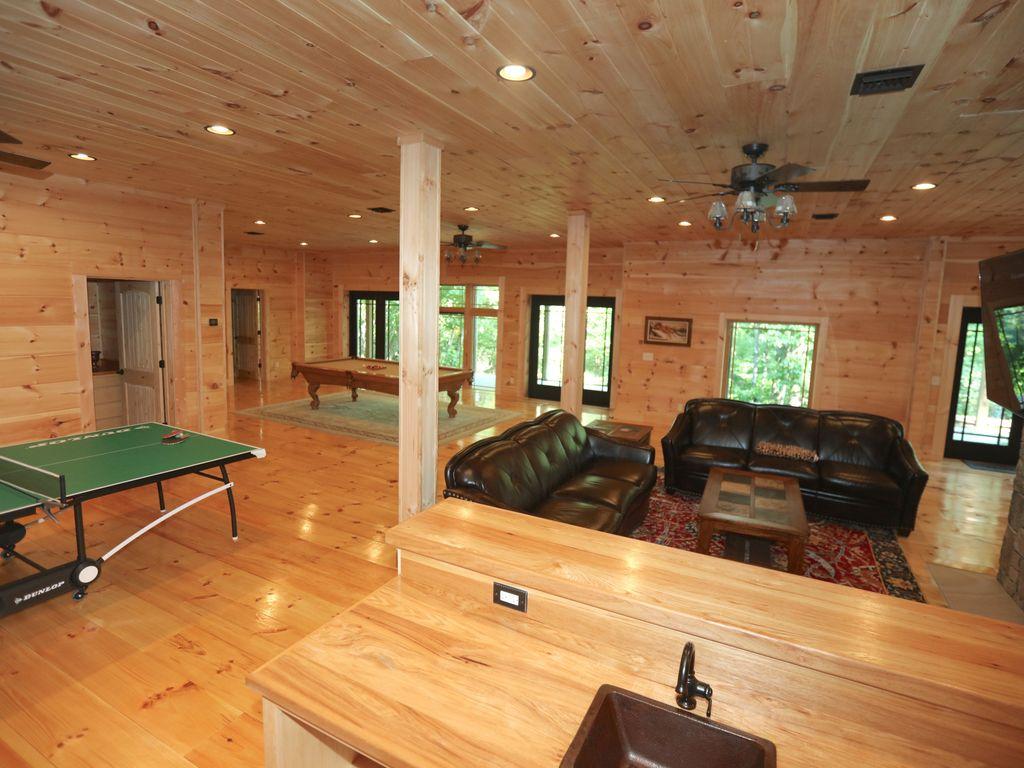 The Lincoln Log Palace Pet Policy