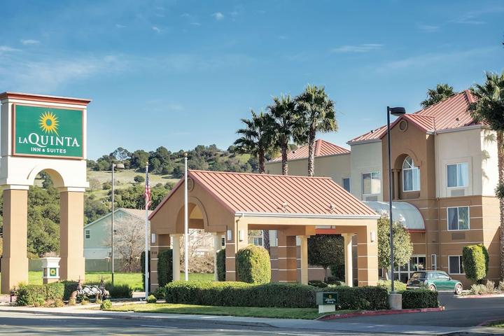 Pet Friendly La Quinta Inn & Suites by Wyndham Fairfield - Napa Valley