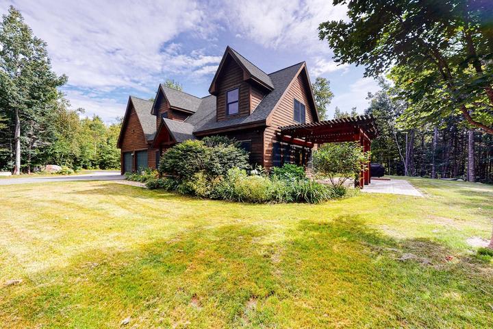 Pet Friendly Dazzling Lodge with Stunning Views & Game Room