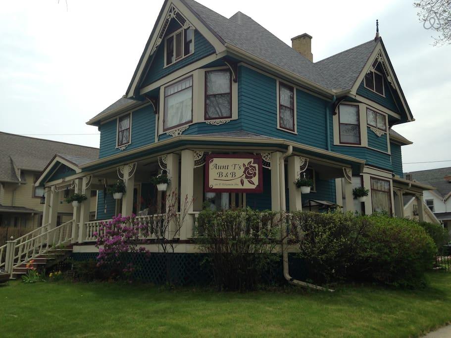 Neenah Airbnb Rentals Pet Policy