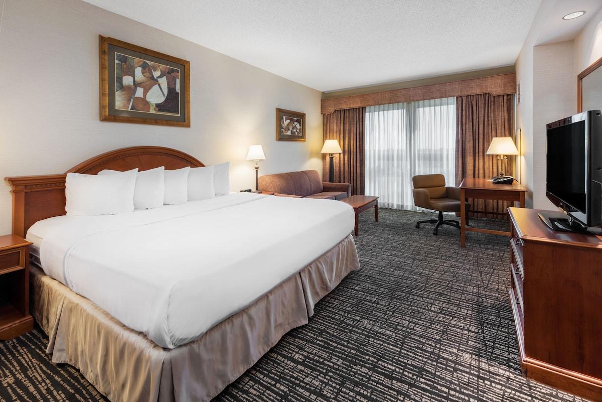 Hotel Topeka at City Center Pet Policy