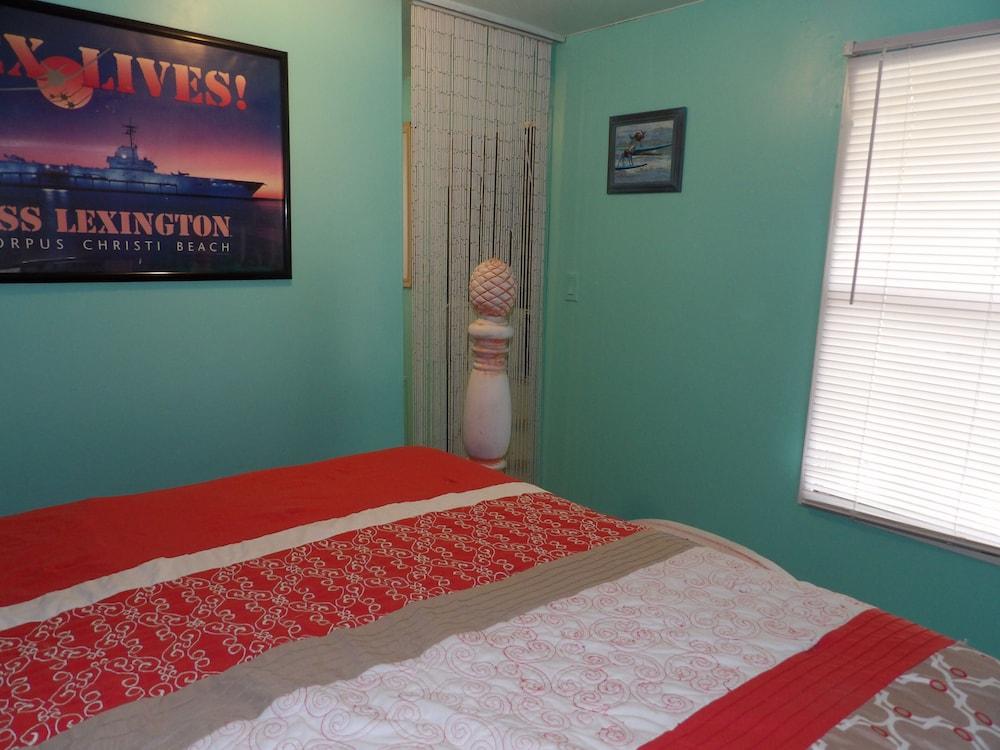 Pet Friendly 1BR 4 Miles to Rockport Beach with Pool & Hot Tub