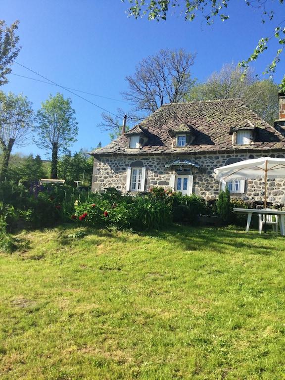Pet Friendly Charming 2BR House in Le Fau With Enclosed Garden