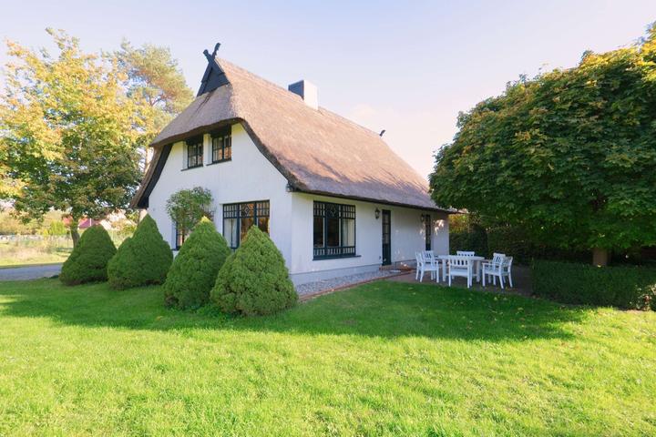 Pet Friendly Thatched Cottage with Large Garden & Fireplace