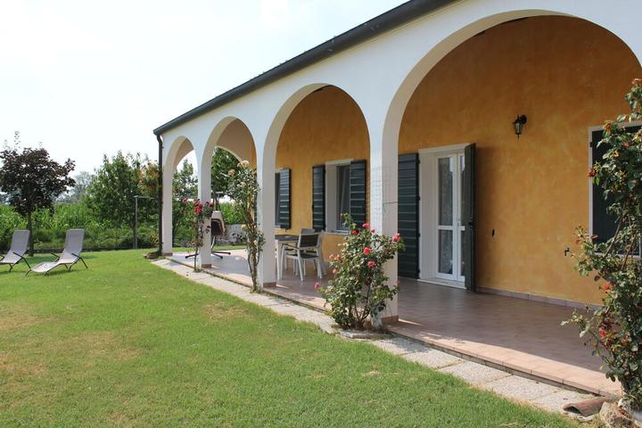 Pet Friendly House in Villa with Large Garden & Private Park