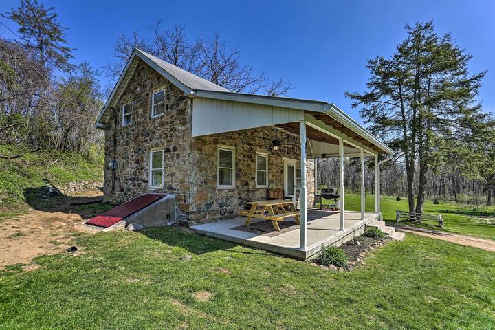 Pet Friendly Idyllic Hellertown Cottage With Patio & Fire Pit