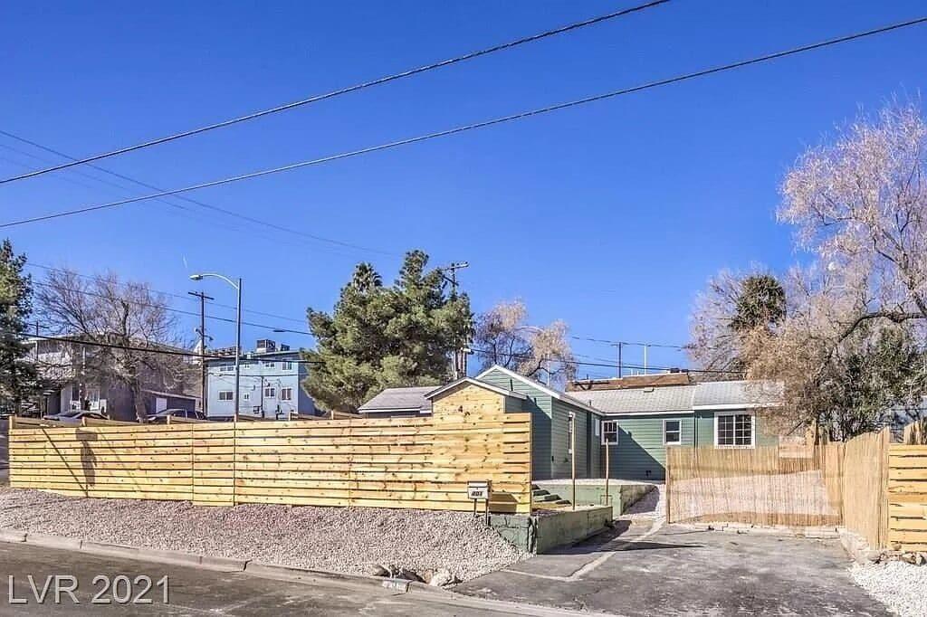 Kick Back on Fremont Street Pet Policy