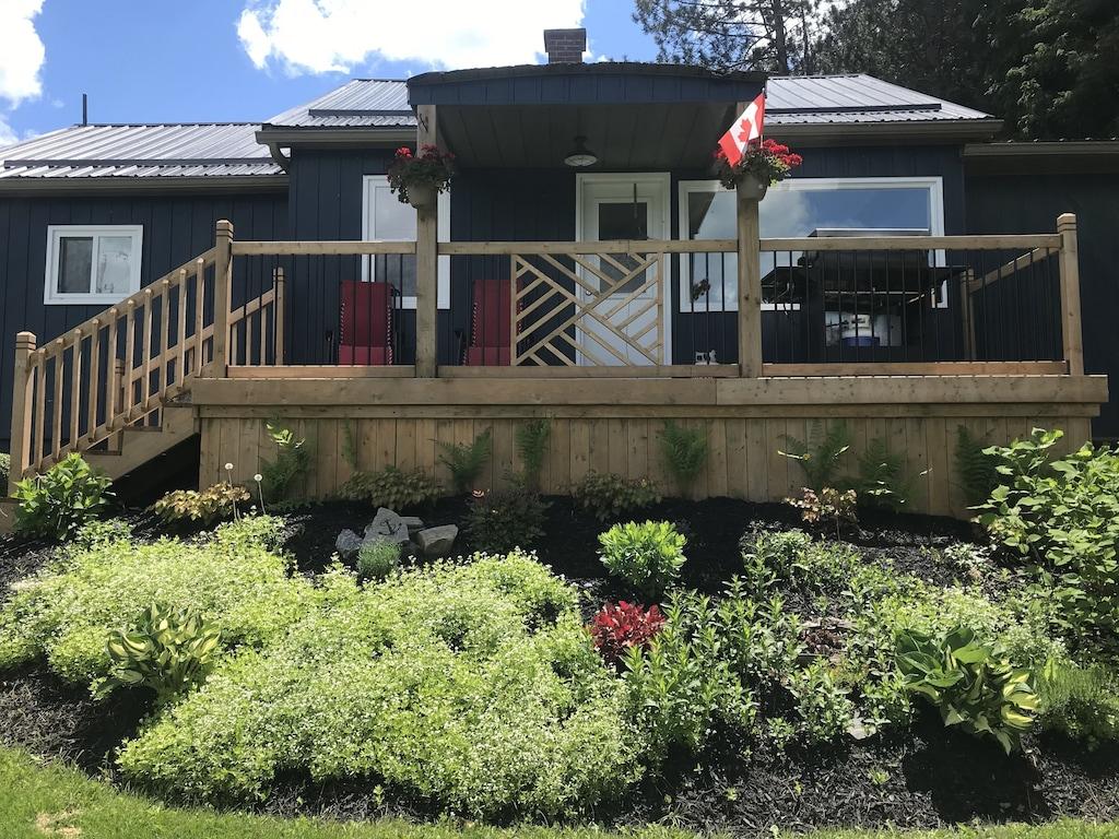 Pet Friendly Compass Lakeview Cottage with Doe Lake Scenery