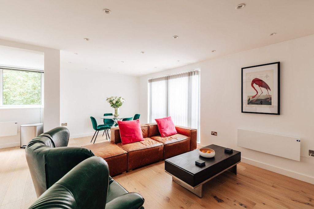 Pet Friendly Large Modern 2 Bed Apartment in Bath with Parking