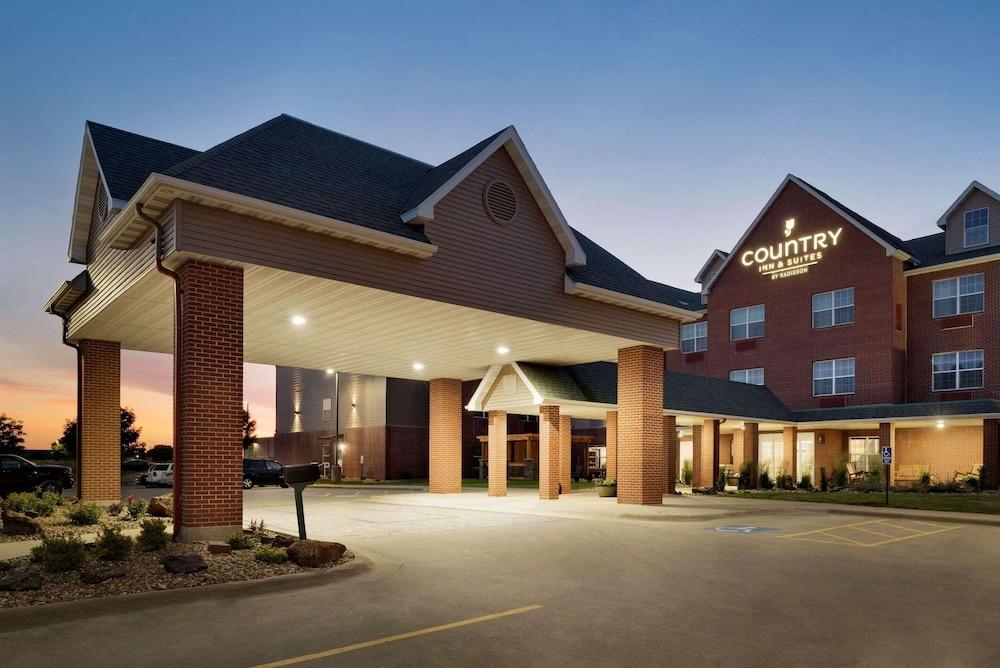 Pet Friendly Country Inn & Suites by Radisson Coralville IA