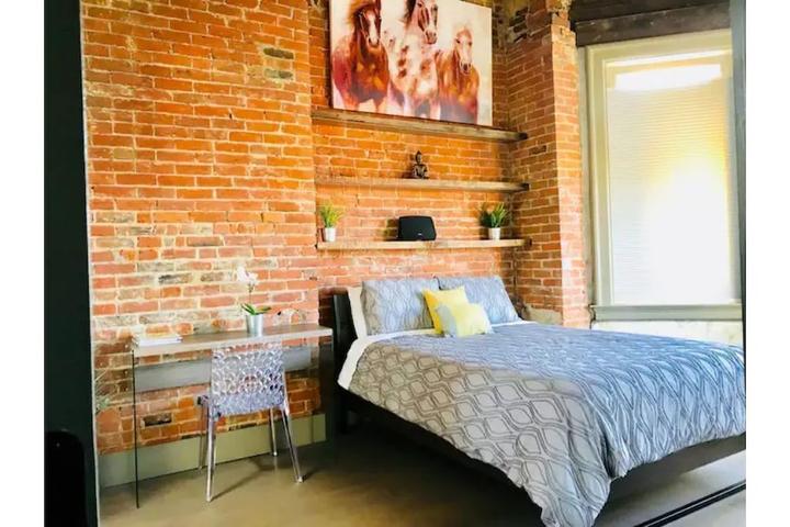 Pet Friendly Historic Penthouse Style Loft in OTR with Parking