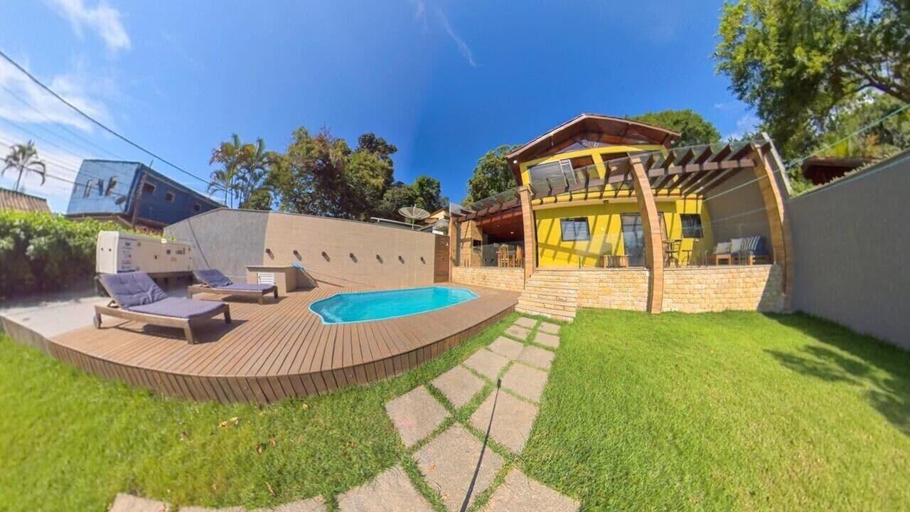 Pet Friendly Tranquil 6-Bedroom House With Swimming Pool