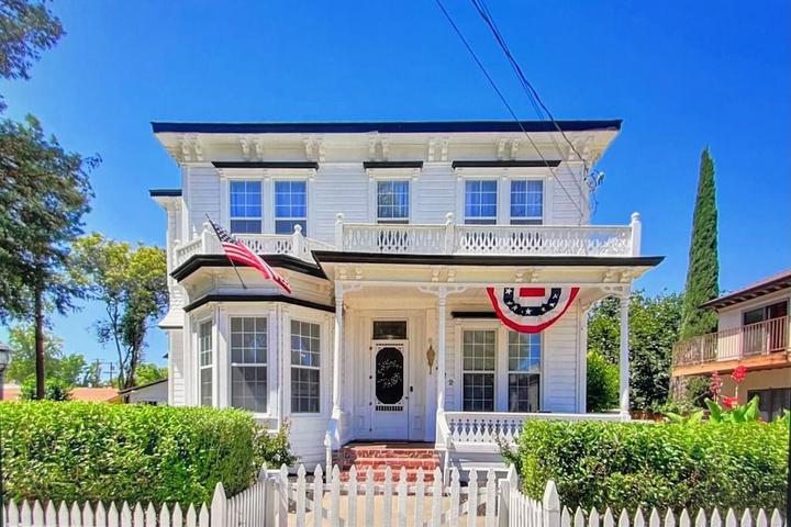 Pet Friendly Historic Mansion Near Downtown