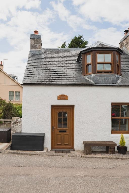Pet Friendly Cottage at the Foot of Loch Ness