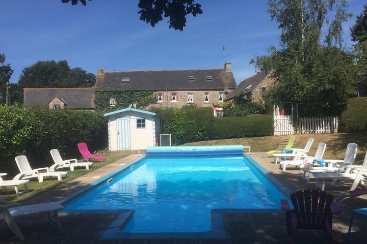 Pet Friendly 3/2 Cottage with Swimming Pool