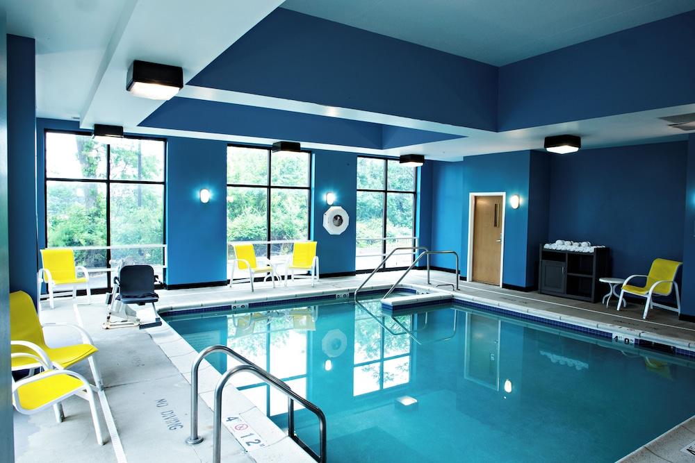 Pet Friendly Holiday Inn Express Hotel & Suites Harrisburg West by IHG