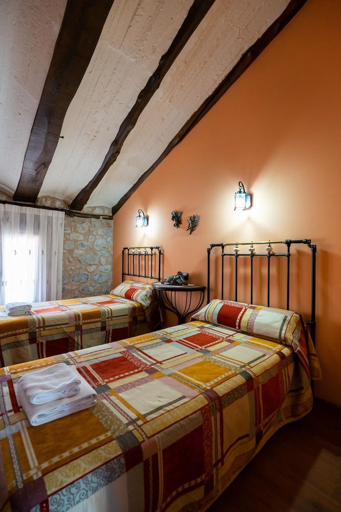 Pet Friendly Casa del Agüelo Cella Apartment