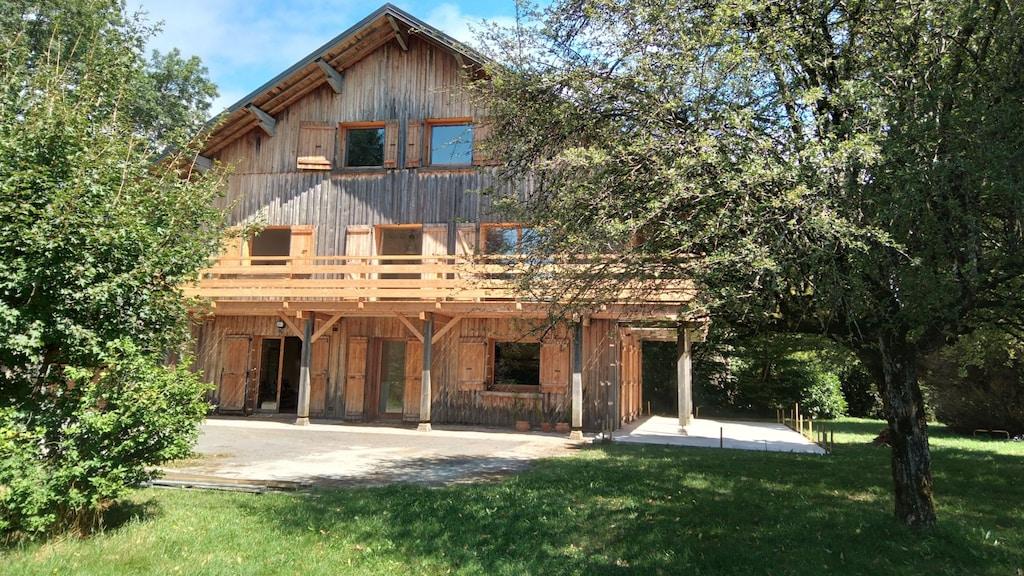 Pet Friendly Magnificent Chalet in Bed & Breakfast
