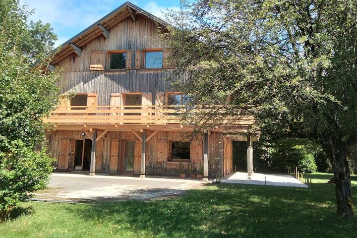 Pet Friendly Magnificent Chalet in Bed & Breakfast