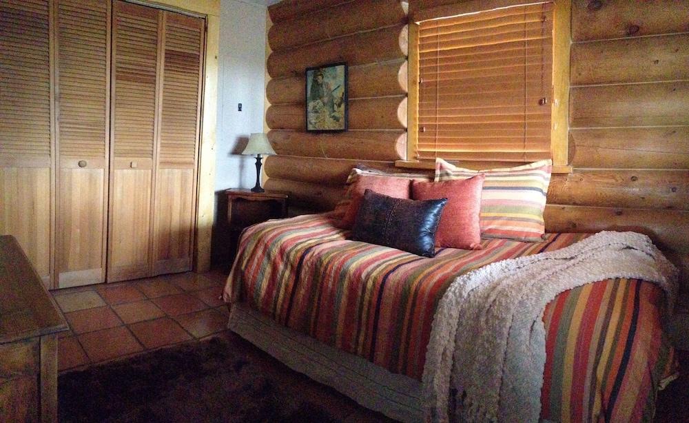 Livingston MT Hotel Rooms, Cabins