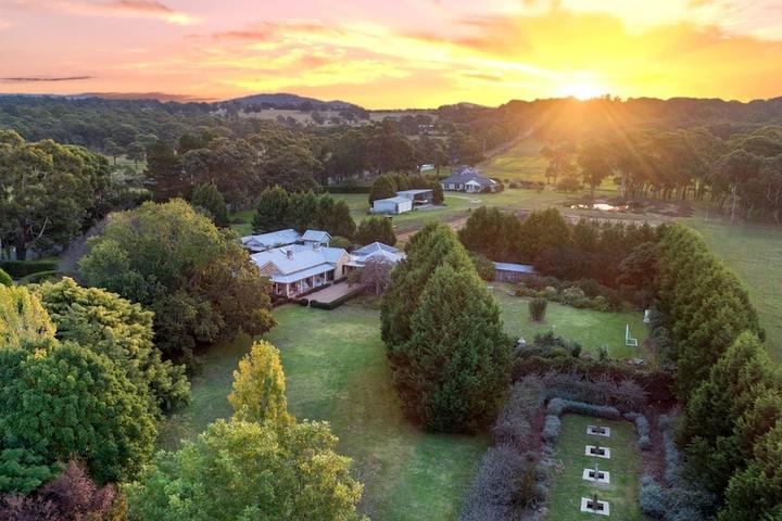 Pet Friendly Aylmerton House & Cottage in Southern Highlands