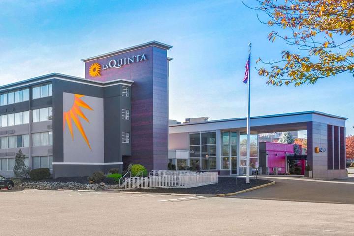 Pet Friendly La Quinta Inn & Suites by Wyndham Clifton/Rutherford
