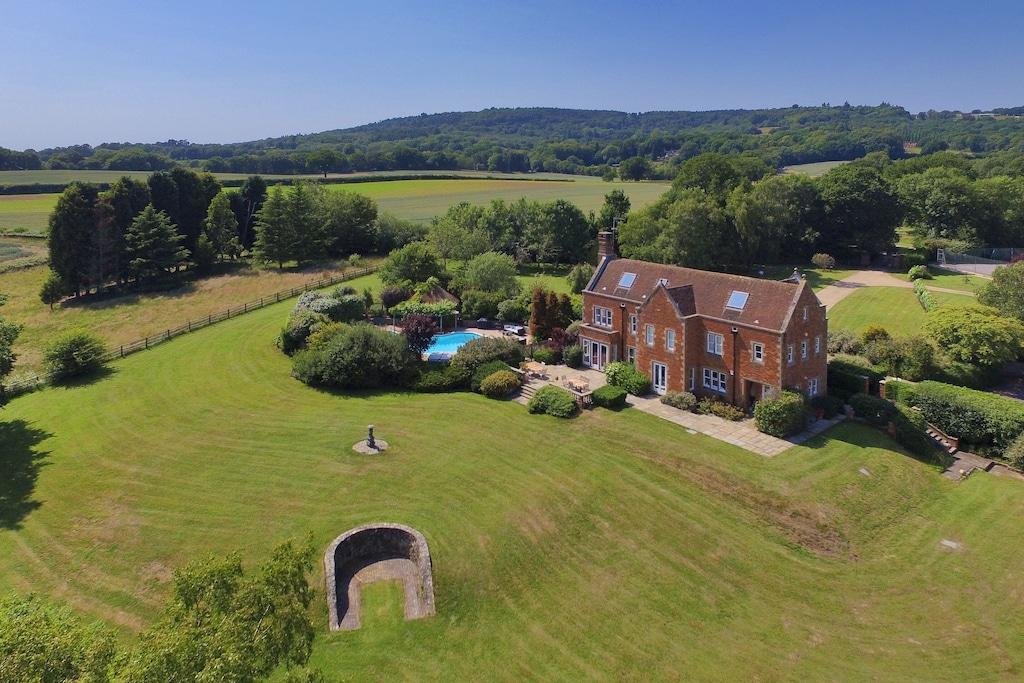 Pet Friendly Stunning Secluded Country Estate & Pool