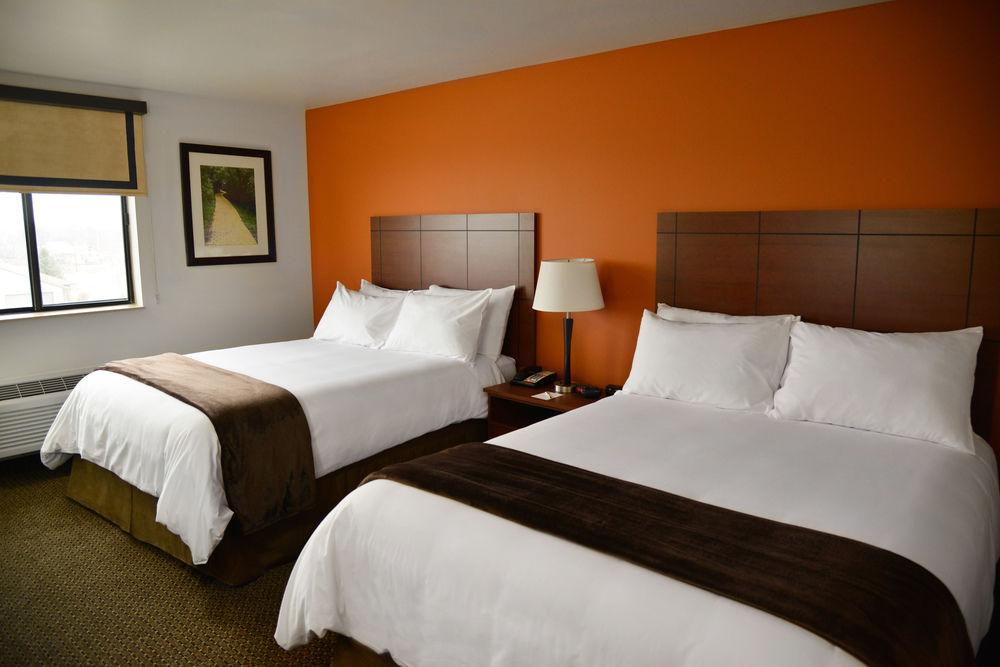 pet friendly hotels in moorhead mn
