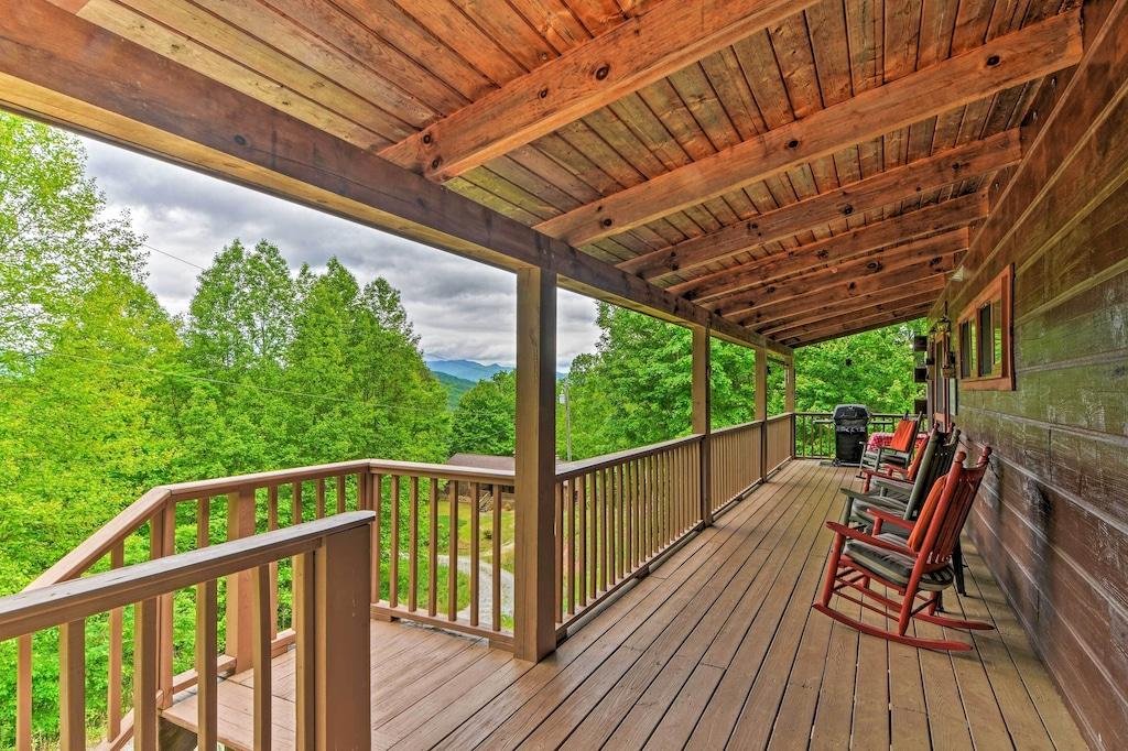 Pet Friendly Cabin with Private Hot Tub & Pool Table