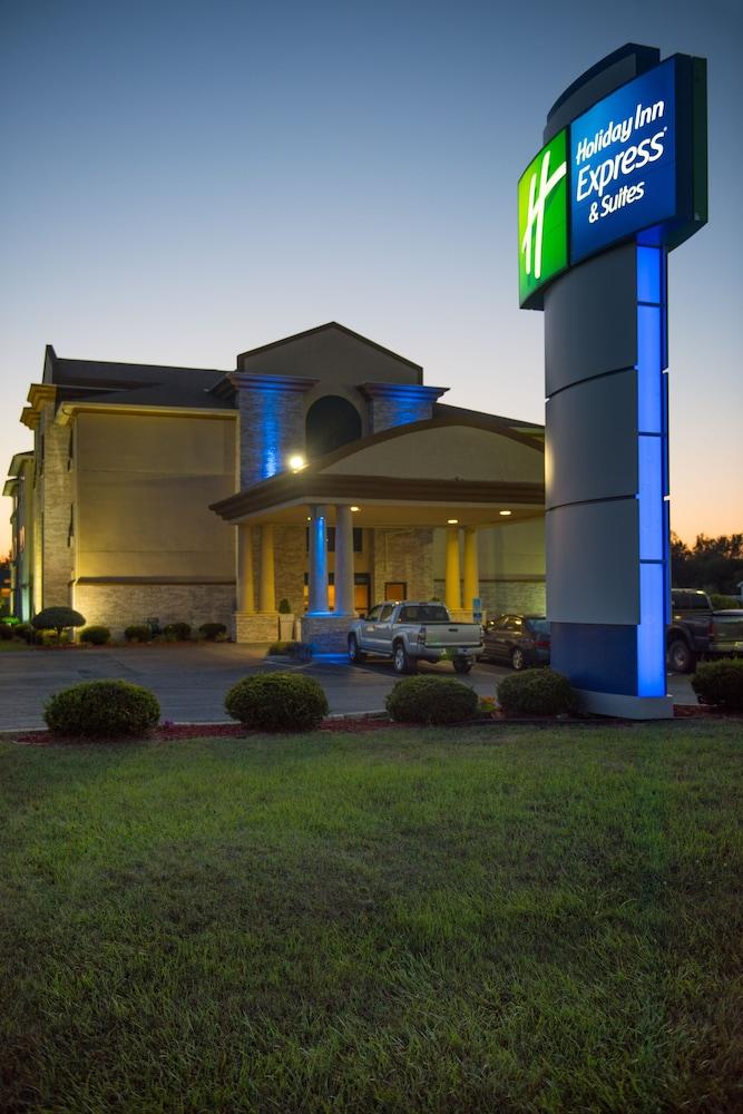 Pet Friendly Holiday Inn Express & Suites Wauseon an IHG Hotel