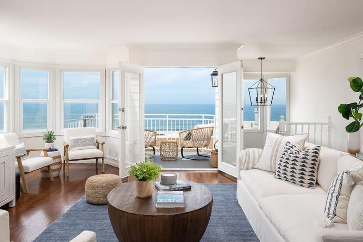 Pet Friendly Breathtaking 6-Bedroom Oceanview Home