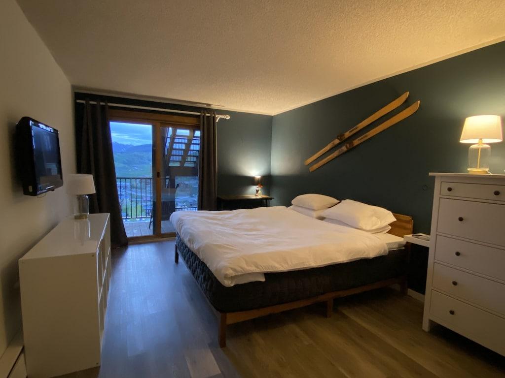 Pet Friendly True Ski-in/Out Home with Primary Suite