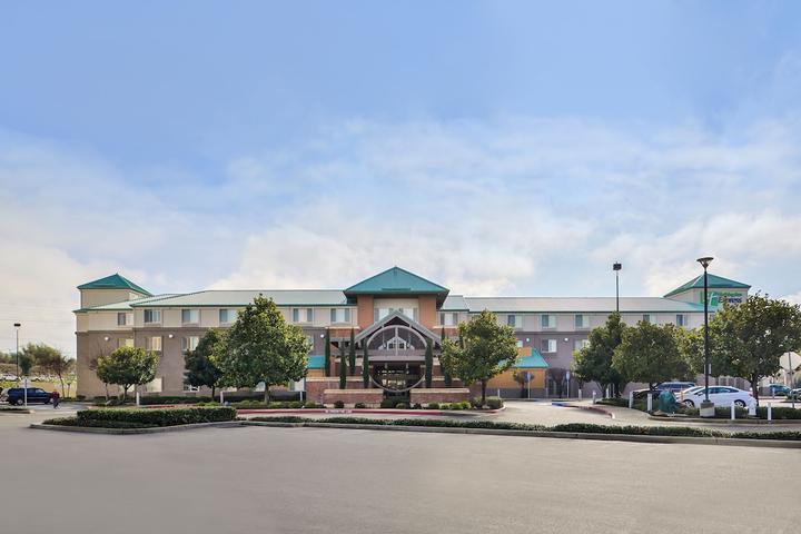 Pet Friendly Holiday Inn Express & Suites Elk Grove Central - Hwy 99 an IHG Hotel