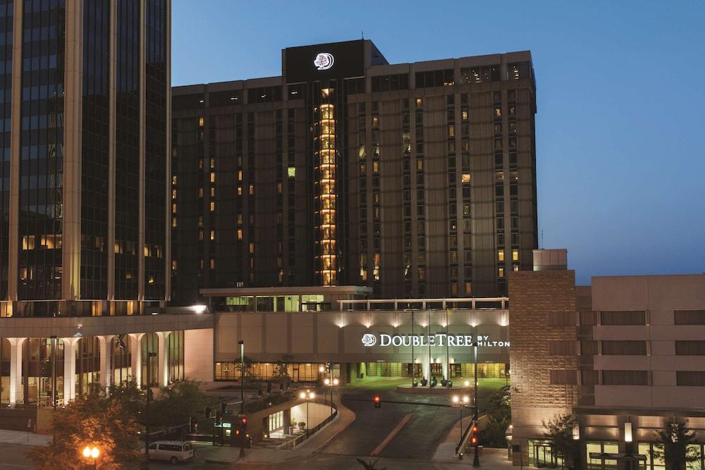 Pet Friendly DoubleTree by Hilton Omaha Downtown