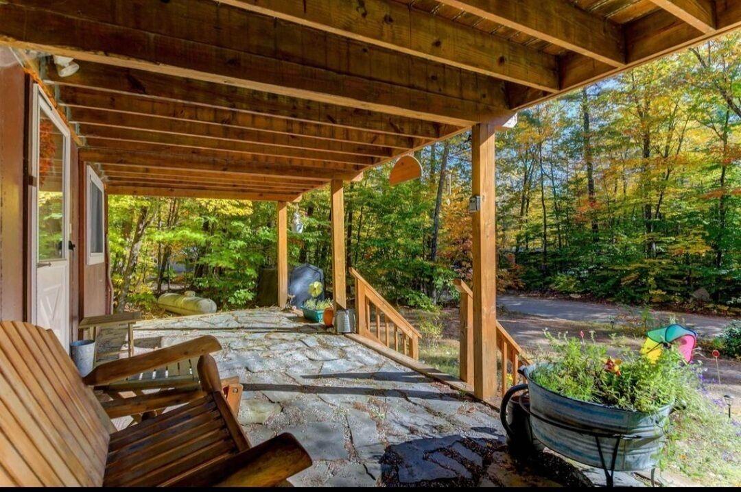 Pet Friendly Rustic Chalet Close to All NH Has to Offer