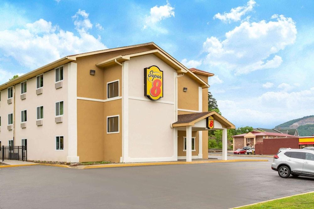 Pet Friendly Super 8 by Wyndham Chattanooga Lookout Mountain TN