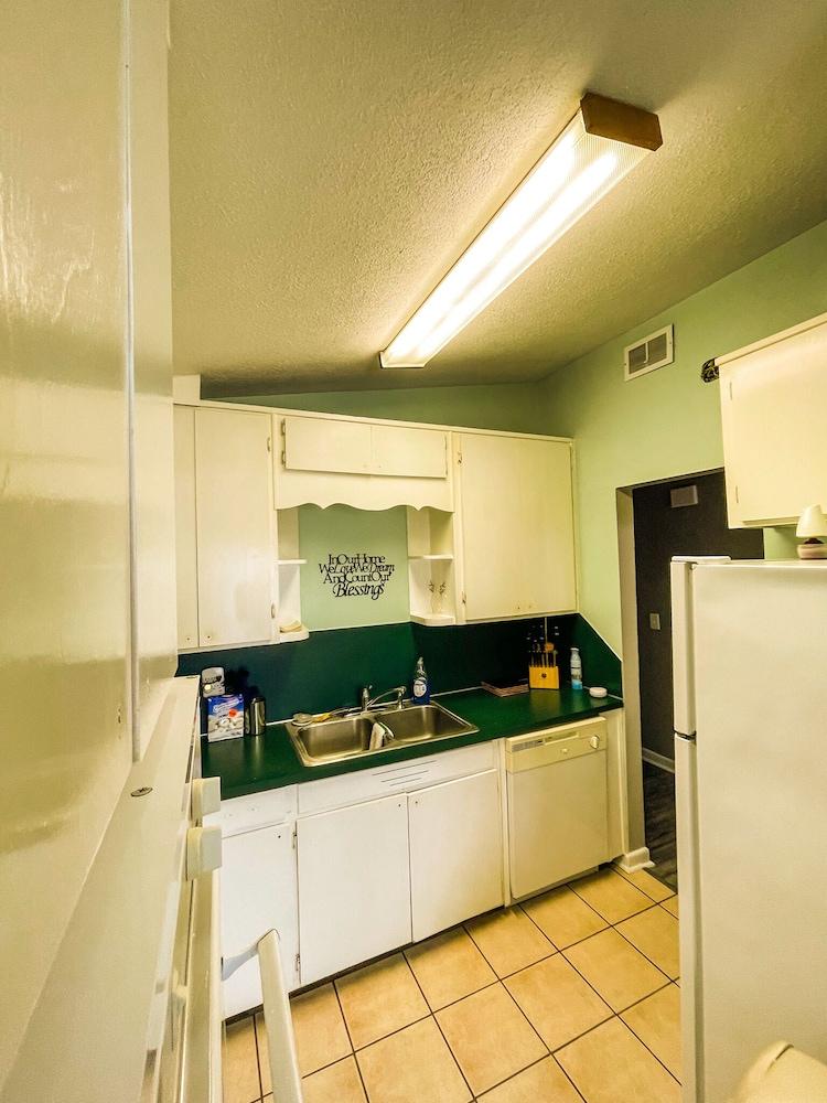Pet Friendly Small & Simple 2/1 in Perfect Location