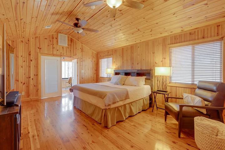 Pet Friendly Stunning Tranquil River Lodge with Two Cozy Cabins
