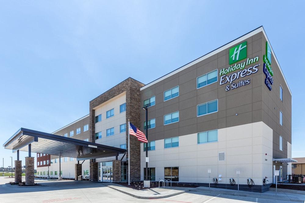 Pet Friendly Holiday Inn Express & Suites Springfield North an IHG Hotel