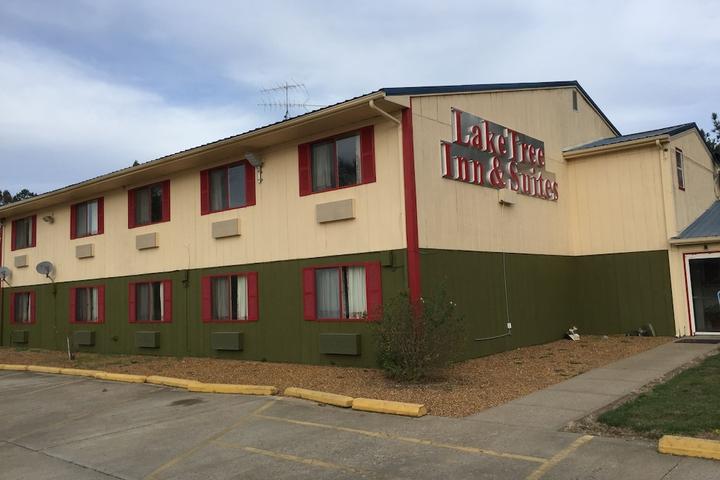 Pet Friendly Laketree Inn and Suites Marion